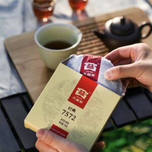 Hộp giấy Trà Phổ Nhĩ 7572 in 经典 và bánh thục trà 150g bên trong