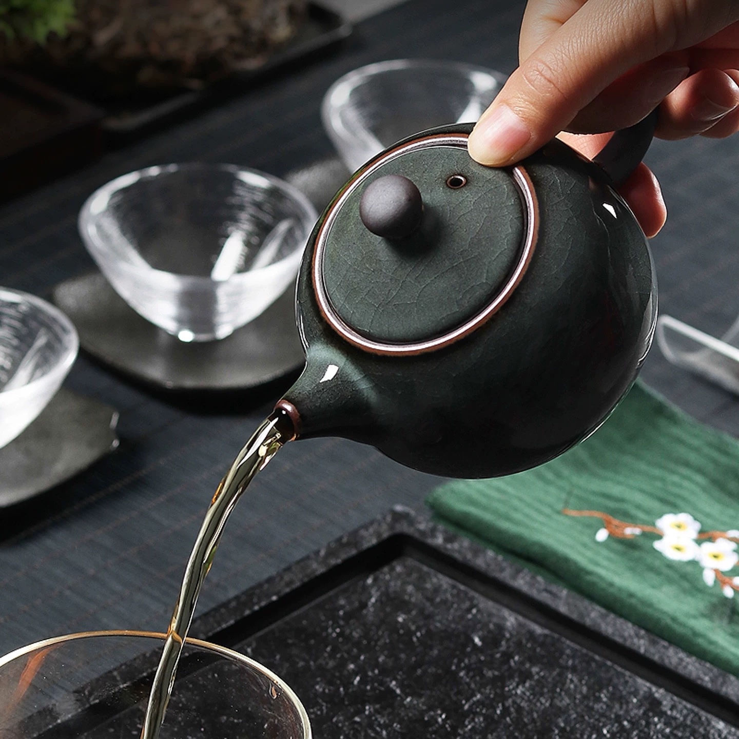 Rót trà từ ấm Tây Thi men rạn vào chén thủy tinh