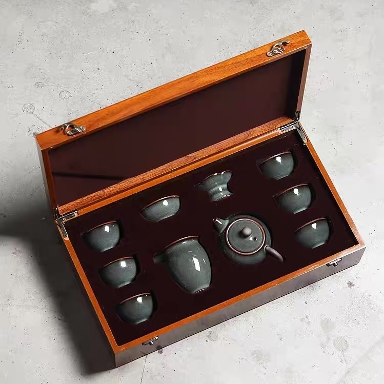 Bộ ấm chén men rạn 9 món xếp trong hộp gỗ lót nhung đỏ sẫm