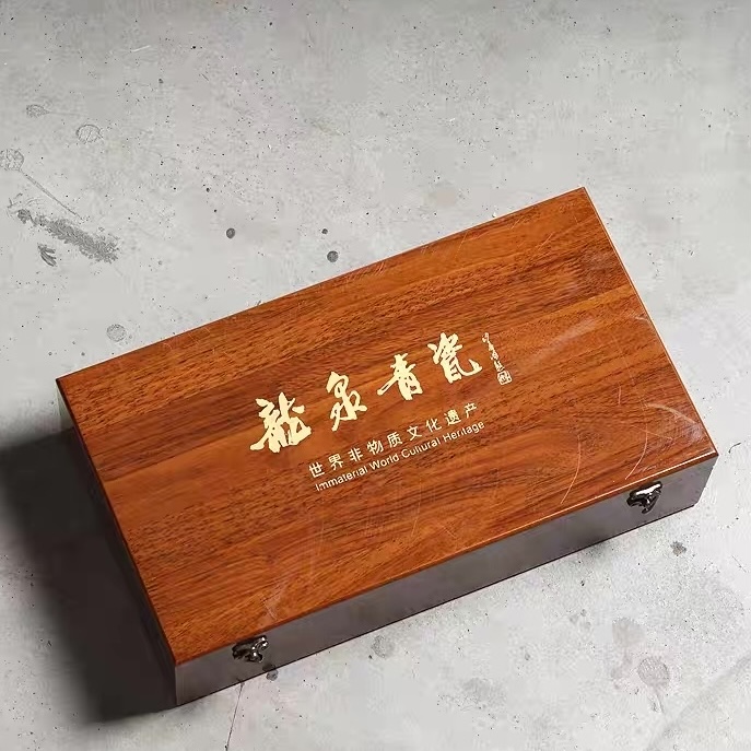 Nắp hộp gỗ in chữ vàng 龍泉青瓷 – Ý Trà Quán