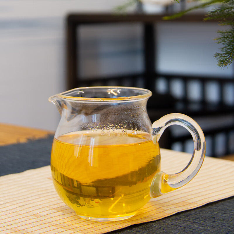 TRÀ PHỔ NHĨ SỐNG LÃO BAN CHƯƠNG 357G NĂM 2023 Nước phổ nhĩ sống Lão Ban Chương trong chén tống thủy tinh
