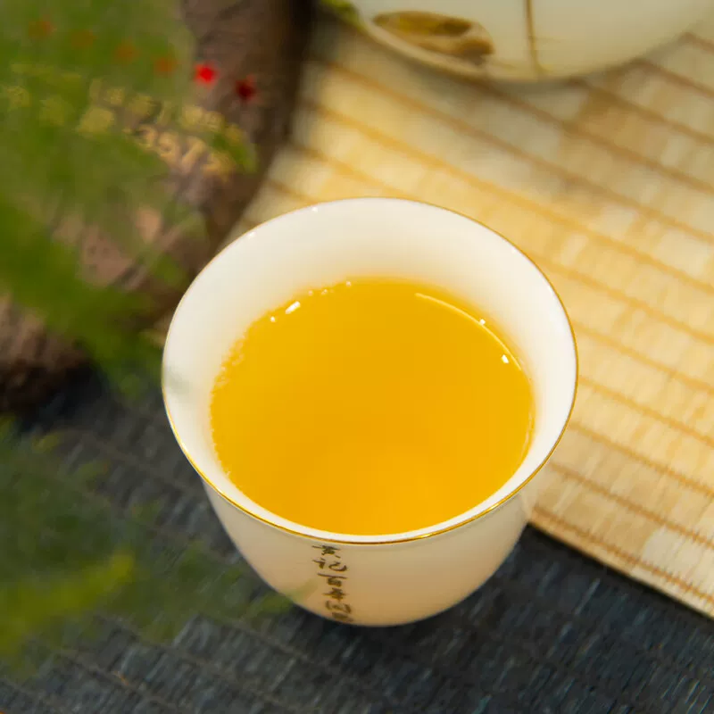 TRÀ PHỔ NHĨ SỐNG LÃO BAN CHƯƠNG 357G NĂM 2023 Màu nước phổ nhĩ sống Lão Ban Chương vàng sáng