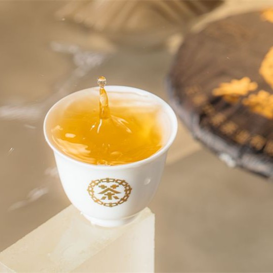 TRÀ PHỔ NHĨ SỐNG LÃO BAN CHƯƠNG 357G NĂM 2023 Nước trà phổ nhĩ sống Lão Ban Chương vàng óng trong chén Trung Trà