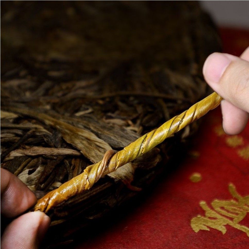 Sợi trà dài, lông tơ trắng trên bánh Ban Chương Tượng Cân