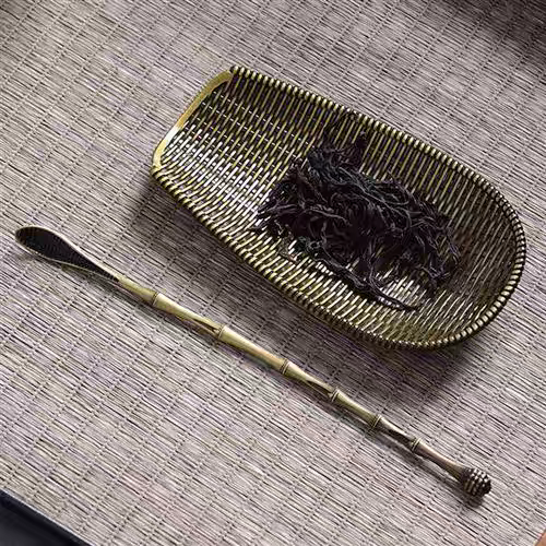 Cung nhãn trà đựng lá trà khô trên mặt bàn tre - Ý Trà Quán