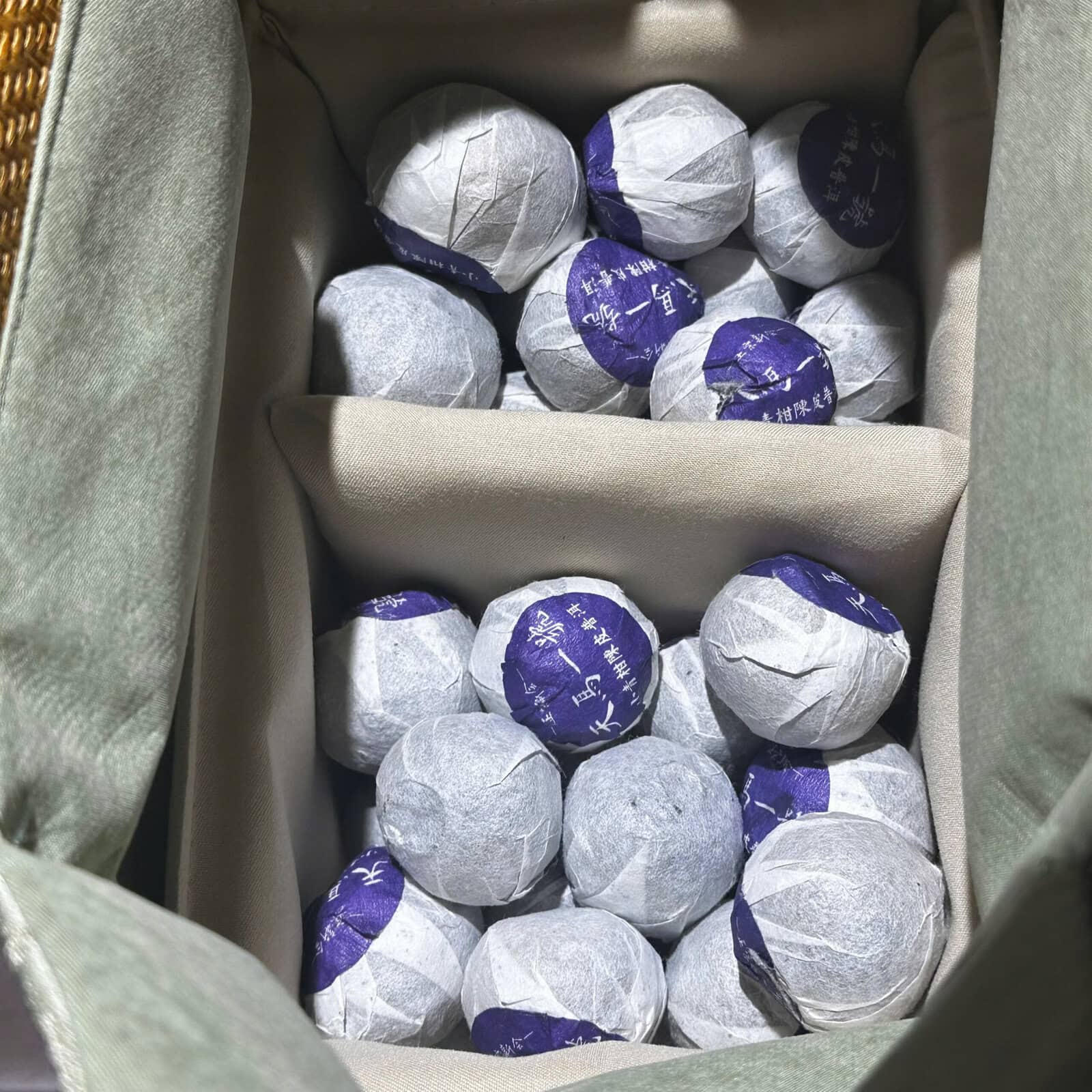 HỘP TRÀ TIỂU THANH CAM TÂN HỘI 500G Trà tiểu thanh cam được đựng trong túi quà