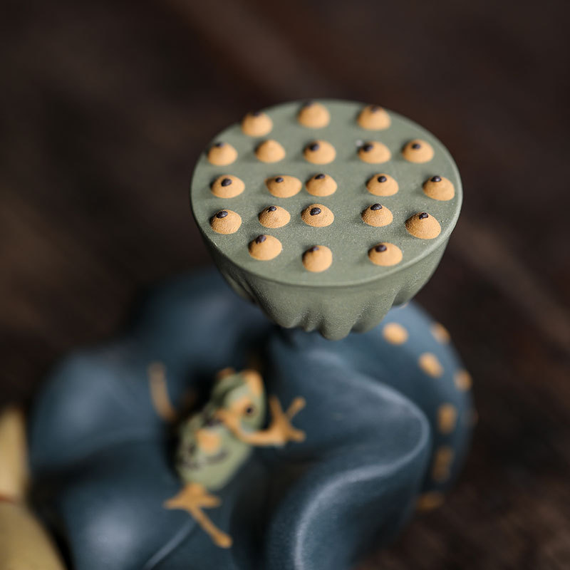 GÁC NẮP ẤM SEN ẾCH