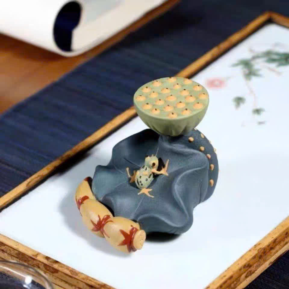 GÁC NẮP ẤM SEN ẾCH