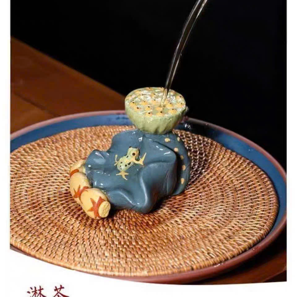 GÁC NẮP ẤM SEN ẾCH