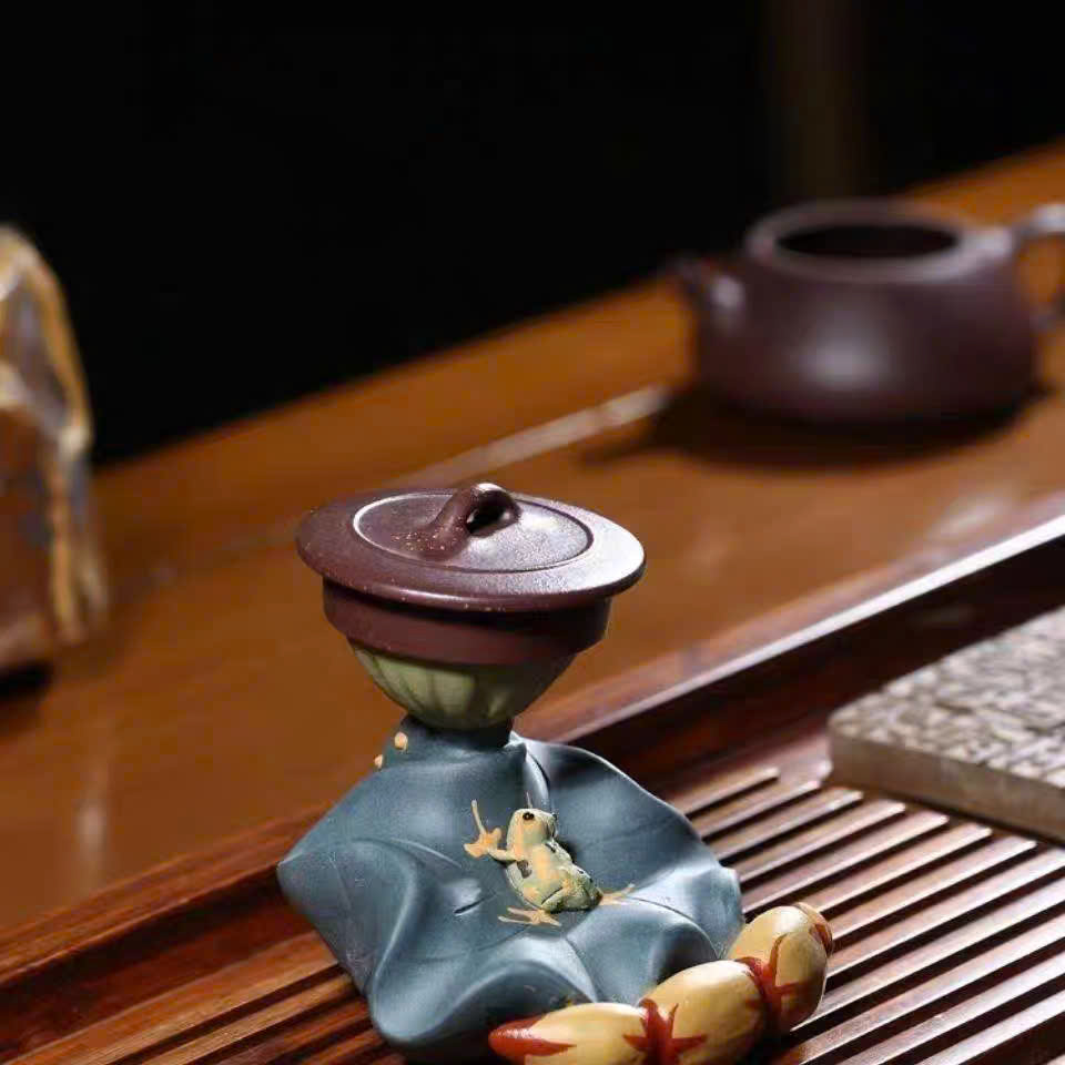 GÁC NẮP ẤM SEN ẾCH