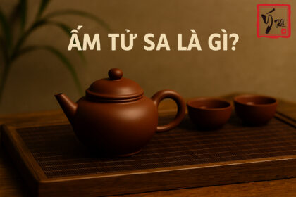 Ấm Tử Sa là gì? Tại sao dân sành trà đều sở hữu 1 chiếc? Ấm tử sa là gì – Bộ ấm tử sa trên bàn trà gỗ tại Ý Trà Quán