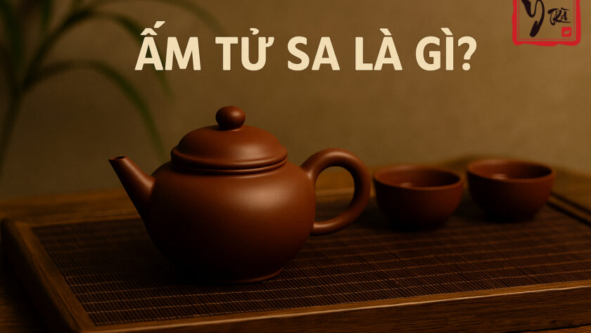 Ấm tử sa là gì – Bộ ấm tử sa trên bàn trà gỗ tại Ý Trà Quán