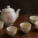 Chén trà: Đừng chỉ chọn theo cách nhìn! Bộ chén trà đẹp bằng sứ trắng trên bàn gỗ, khói trà nhẹ nhàng.