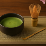 Banner thưởng trà Nhật Bản với bát matcha, chổi tre Chasen và phong cách trà đạo.