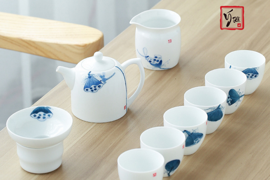 Bộ trà Bạch Định Liên Hoa sang trọng trong hộp quà tặng cao cấp, thích hợp biếu tặng.