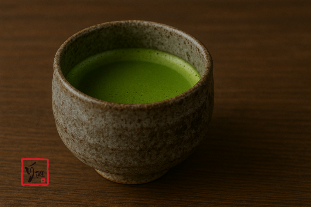 Chén gốm Nhật Bản phong cách wabi-sabi mộc mạc, đựng trà matcha.