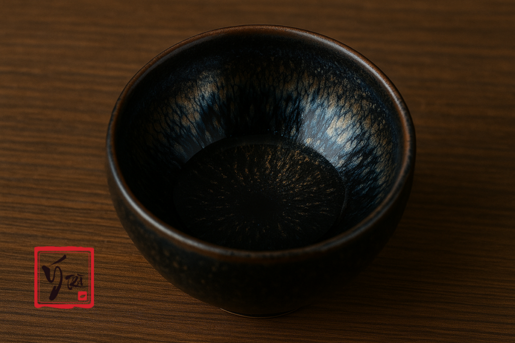 Chén Thiên Mục men dầu loang lấp lánh, ánh sáng phản chiếu như dải ngân hà.