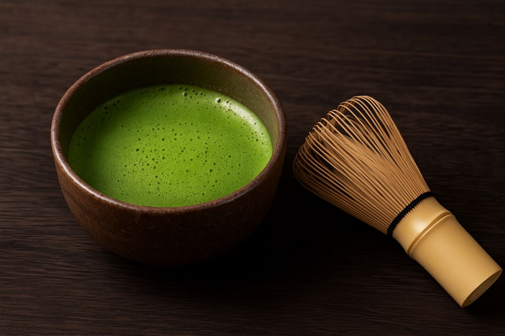 Trà matcha Nhật Bản trong bát gốm, kèm chổi tre Chasen.