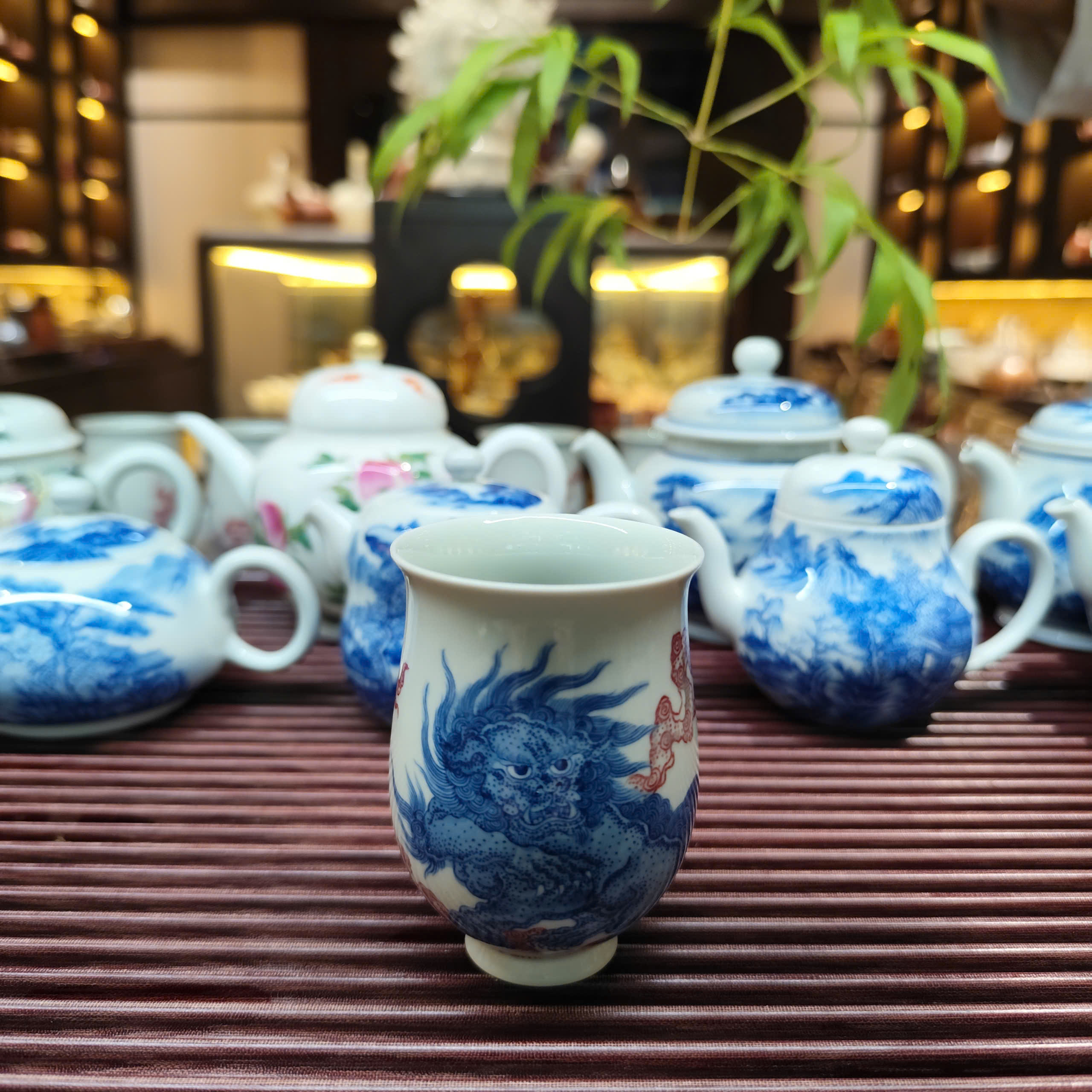 CHÉN ĐẤU THÁI LÂN HÍ CẦU CHÉN SỨ ĐẤU THÁI TẠI Ý TRÀ QUÁN