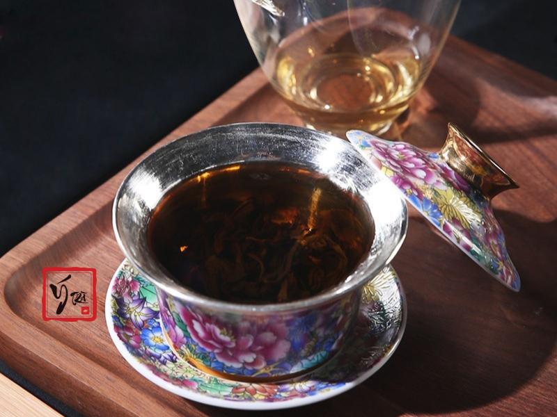 Chén tráng bạc thủ công phản chiếu ánh sáng tại Ý Trà Quán