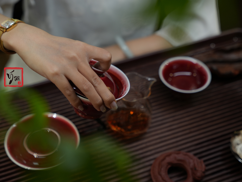 Tách trà nóng tỏa khói nhẹ – biểu tượng an nhiên tại Ý Trà Quán
