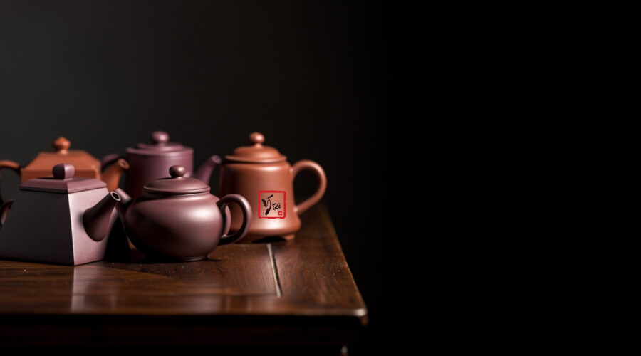 Nhiều dáng ấm tử sa cổ điển Thạch Biều, Tây Thi, Tần Quyền xếp hàng trên bàn trà gỗ