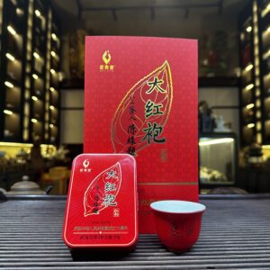 Hộp quà trà kèm chén sứ đỏ 35ml đặt trước hộp giấy đỏ