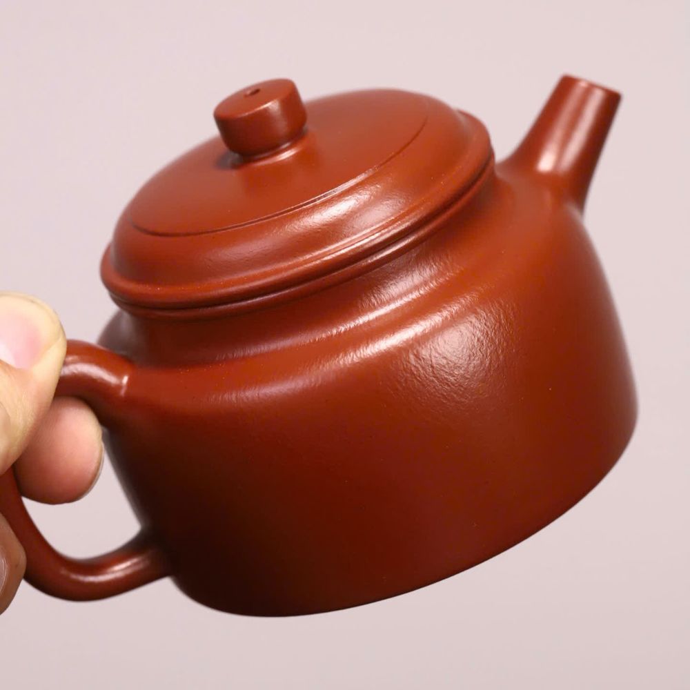ẤM ĐỨC CHUNG CHU NÊ Cầm ấm Đức Chung chu nê 200ml trên tay