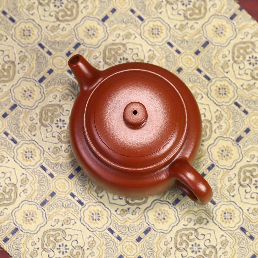 ẤM ĐỨC CHUNG CHU NÊ Nắp chụp và núm trụ dẹt ấm Đức Chung nhìn từ trên