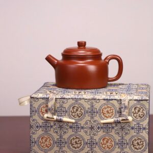 Ấm Đức Chung chu nê toàn thủ công đặt trên hộp gấm