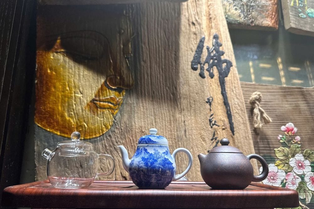 Chọn ấm pha trà cho người mới: bắt đầu từ loại trà bạn uống Ba chất liệu ấm pha trà: tử sa, sứ và thủy tinh đặt cạnh nhau
