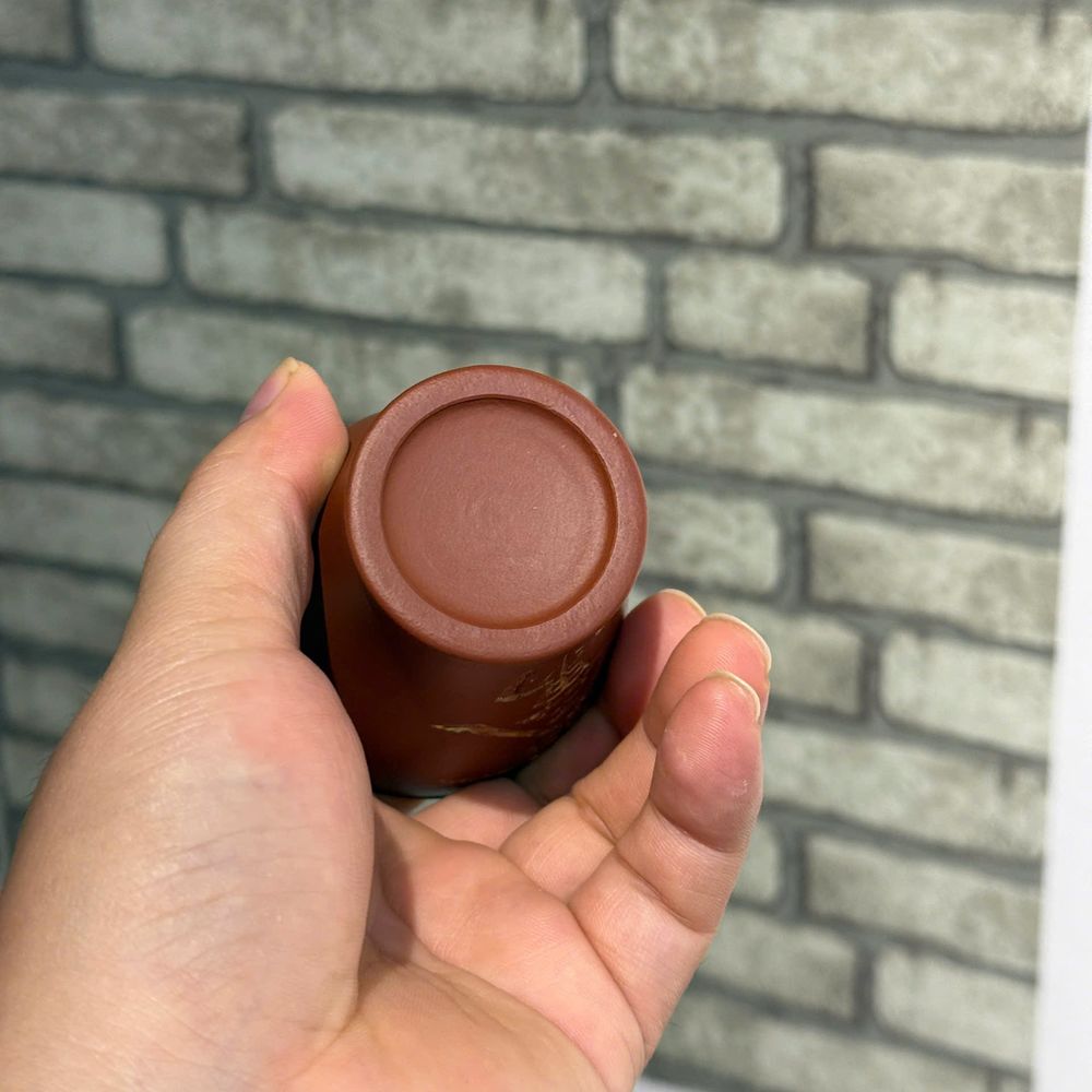 CHÉN HOÀNG KIM VẠN LƯỢNG CHU NÊ Đáy chén chu nê với chân đế tròn