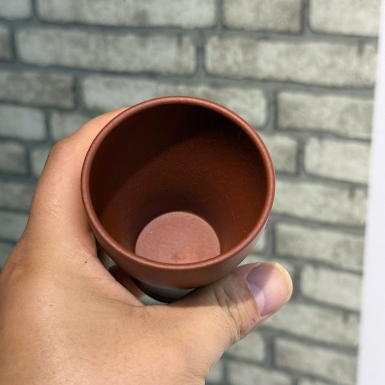 CHÉN HOÀNG KIM VẠN LƯỢNG CHU NÊ Lòng chén Hoàng Kim Vạn Lượng nhìn từ trên xuống