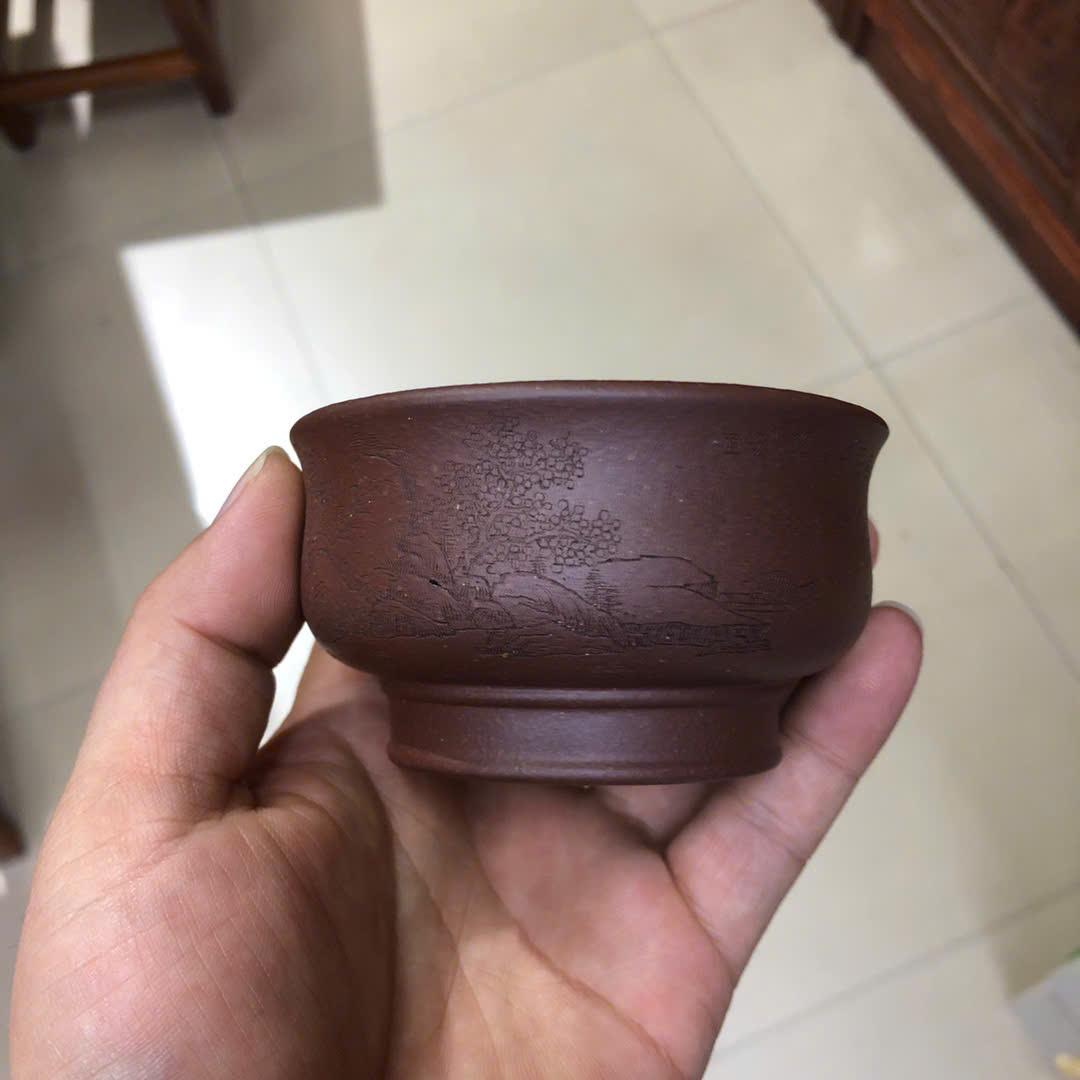 CHÉN TỬ SA KHẮC SƠN THỦY Tranh khắc cây cổ thụ và núi đá trên chén tử sa