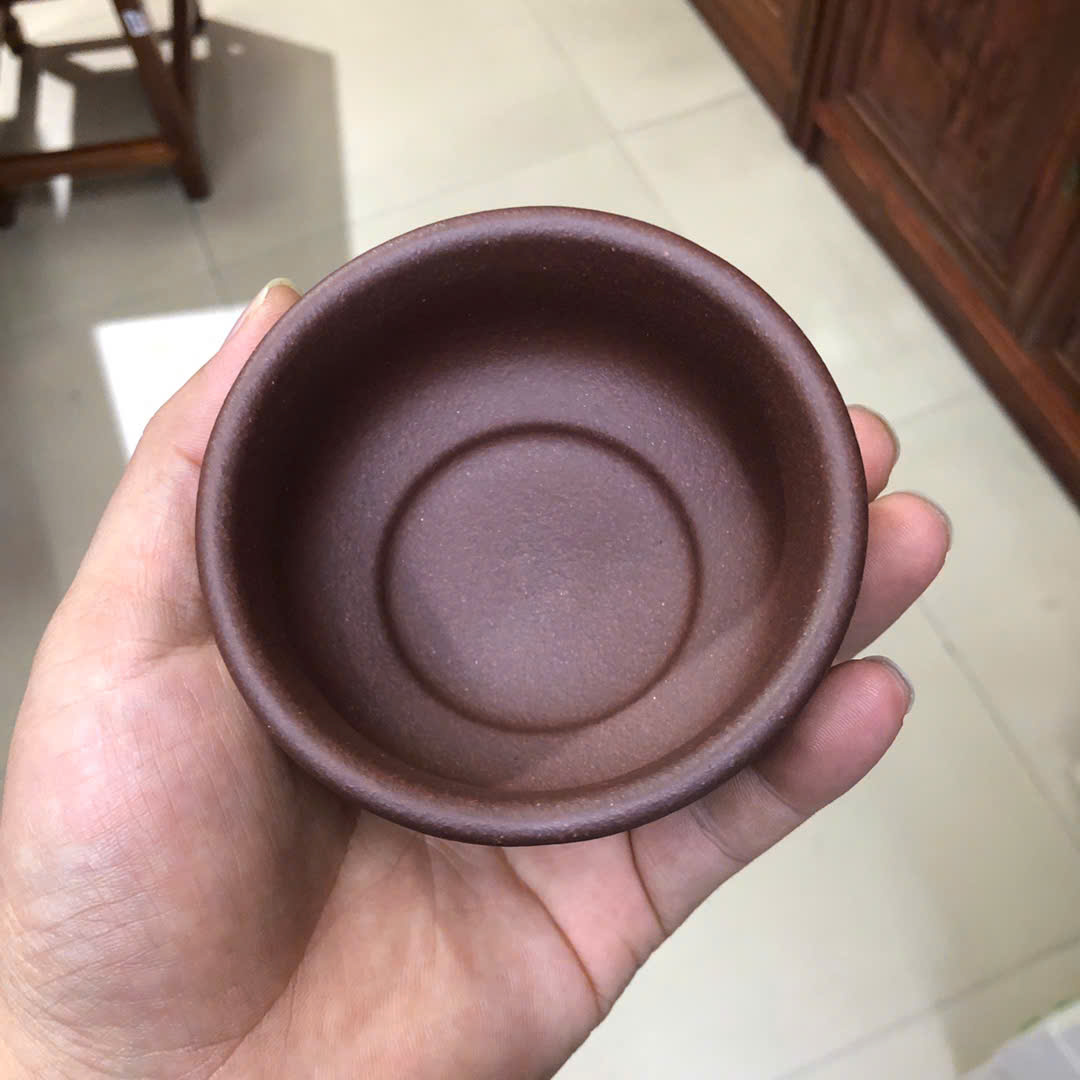 CHÉN TỬ SA KHẮC SƠN THỦY Lòng chén chủ nhân tử nê 150ml nhìn từ trên xuống