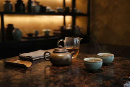 Chọn ấm pha trà cho người mới: bắt đầu từ loại trà bạn uống Chọn ấm pha trà cho người mới — bộ ấm chén trên bàn gỗ trong không gian trà