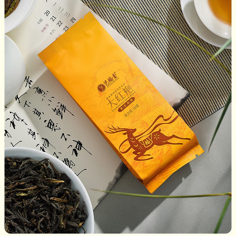 HỘP QUÀ TRÀ ĐẠI HỒNG BÀO HƯƠNG NIỆM TƠ LỤA Gói trà Đại Hồng Bào 10 gram và trà khô cánh xoăn chặt màu ô nhuận